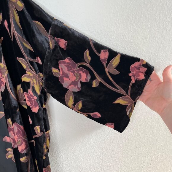 FOREVER 21 Black Velvet Burnout Floral Rose Romantic Kimono Cardigan Size S NWT - Picture 5 of 8